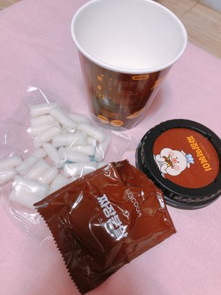 유비쿡 컵떡볶이 매운컵떡볶이2개/ 짜장컵떡볶이 2개  총 4개세트 — 5점을 준 리뷰어가 2021년 3월 올린 사용 사진
