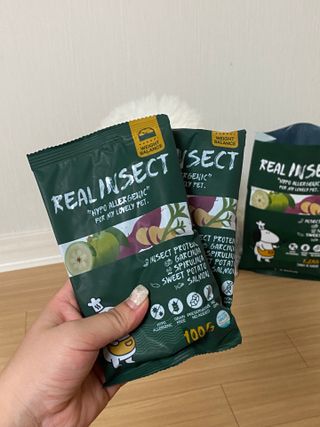 [푸디웜] 라포그  리얼인섹트 웨이트밸런스 저알러지 강아지 사료  1.2KG — 5점을 준 리뷰어가 2022년 7월 올린 사용 사진