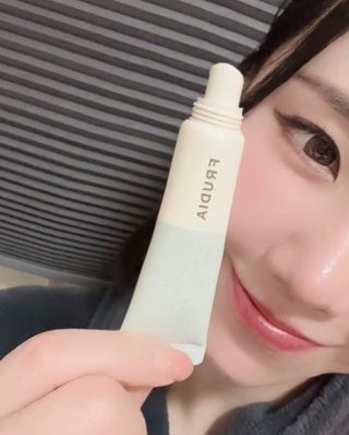 [후르디아] 올리브영 착한보습 비건 립버터 2종 — 5점을 준 리뷰어가 2023년 2월 올린 사용 사진