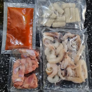 화끈한녀석들 새오똥400g 새우,오징어,똥집 볶음요리 소스,밀떡, 참기름 포함 — 3.5점을 준 리뷰어가 2022년 12월 올린 사용 사진