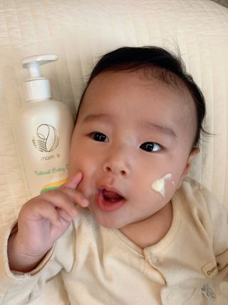 mom e 맘이 내추럴 베이비 케어 샴푸앤바스+로션 — 5점을 준 리뷰어가 2021년 1월 올린 사용 사진