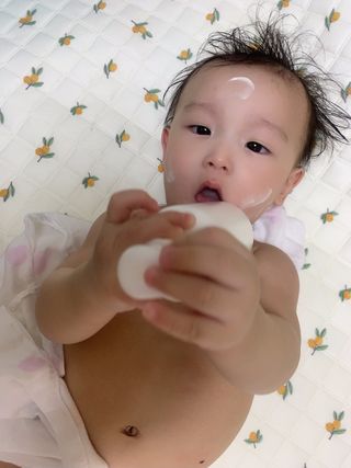 mom e 맘이 내추럴 베이비 케어 샴푸앤바스+로션 — 4점을 준 리뷰어가 2021년 1월 올린 사용 사진