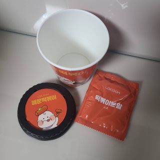 유비쿡 컵떡볶이 매운컵떡볶이2개/ 짜장컵떡볶이 2개  총 4개세트 — 5점을 준 리뷰어가 2021년 4월 올린 사용 사진