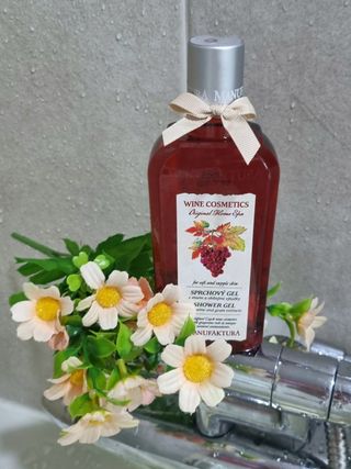 체코 비건화장품 마뉴팍투라 향좋은 와인 샤워젤 (300ml) — 5점을 준 리뷰어가 2022년 6월 올린 사용 사진