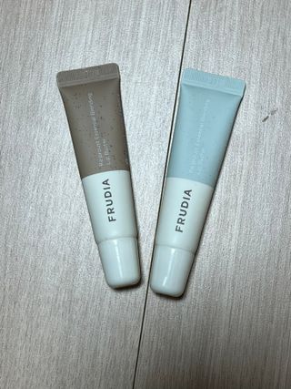 [후르디아] 올리브영 착한보습 비건 립버터 2종 — 5점을 준 리뷰어가 2023년 2월 올린 사용 사진