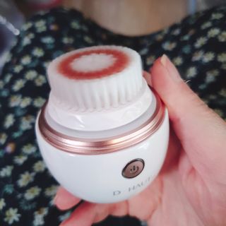디하우트 랩 디하우트랩 클렌징 피부관리기 진동클렌저 실리콘+2종 인조모 브러시 — 5점을 준 리뷰어가 2021년 12월 올린 사용 사진