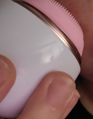 디하우트 랩 디하우트랩 클렌징 피부관리기 진동클렌저 실리콘+2종 인조모 브러시 — 5점을 준 리뷰어가 2021년 11월 올린 사용 사진
