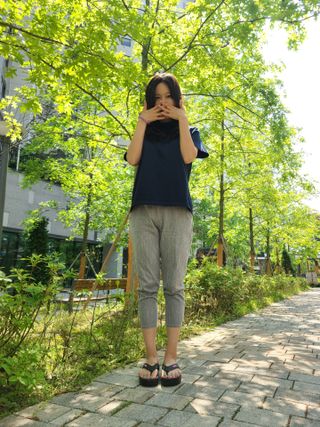 로서울 High Neck T-Shirt Navy, Gray — 5점을 준 리뷰어가 2021년 5월 올린 사용 사진