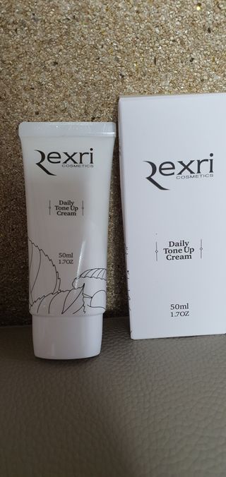렉스리 데일리 톤업 크림 Rexri Daily Tone Up Cream — 5점을 준 리뷰어가 2022년 10월 올린 사용 사진