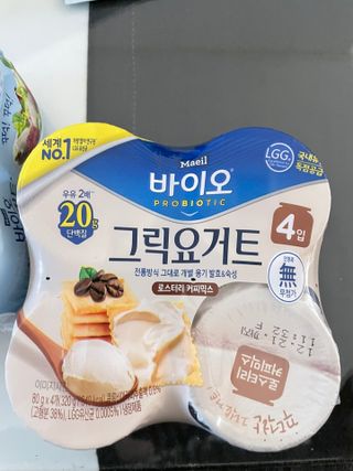 매일바이오 그릭요거트 오리지널 플레인 4개, 로스터리 커피믹스 4개 — 2점을 준 리뷰어가 2021년 12월 올린 사용 사진