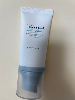 [스킨1004] 마다가스카르 센텔라 히알루-시카 워터핏 선세럼 50ml — 5점을 준 리뷰어가 2024년 5월 올린 사용 사진