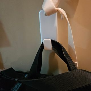 [3M 코맨드] 가방걸이 다용도훅 + 욕실용 매트블랙 더블훅 — 4점을 준 리뷰어가 2024년 6월 올린 사용 사진