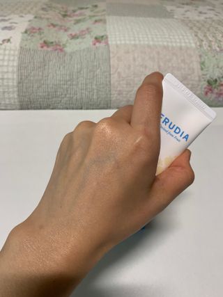 틱톡 [후르디아] 백탁NO! 화잘먹 수분광 선 에센스✨ — 5점을 준 리뷰어가 2023년 6월 올린 사용 사진