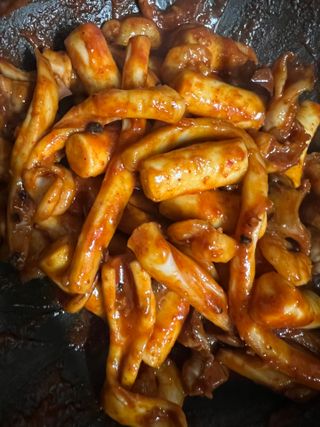 화끈한녀석들 새오똥400g 새우,오징어,똥집 볶음요리 소스,밀떡, 참기름 포함 — 3.5점을 준 리뷰어가 2022년 12월 올린 사용 사진
