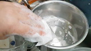 부직포나라 중금속유해물질ZERO 뜯어쓰는 주방 일회용수세미 60매 2매 — 5점을 준 리뷰어가 2022년 9월 올린 사용 사진