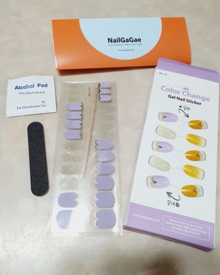 [네일가게] 햇빛에 닿으면 색이 변하는 신기한 햇살 반전 네일스티커 — 5점을 준 리뷰어가 2021년 8월 올린 사용 사진
