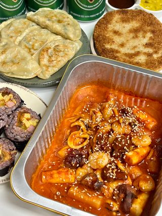 화끈한녀석들 새오똥400g 새우,오징어,똥집 볶음요리 소스,밀떡, 참기름 포함 — 5점을 준 리뷰어가 2022년 11월 올린 사용 사진