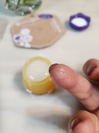 틱톡 [후르디아] 튼입술해결템 올리브영 블루베리 하이드레이팅 허니 립밤 — 5점을 준 리뷰어가 2024년 3월 올린 사용 사진