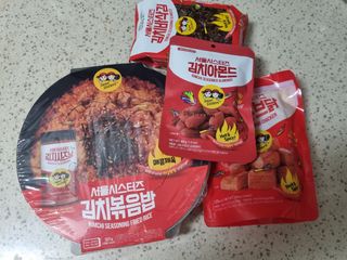 [서울시스터즈] CU 김치 4총사 세트-김치볶음밥, 김치큐브닭, 김치바삭김, 김치아몬드 — 3점을 준 리뷰어가 2021년 10월 올린 사용 사진