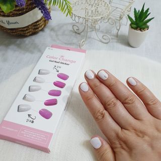 [네일가게] 햇빛에 닿으면 색이 변하는 신기한 햇살 반전 네일스티커 — 5점을 준 리뷰어가 2021년 8월 올린 사용 사진
