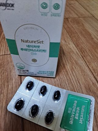 네이처셋 루테인 아스타잔틴 캡슐 1개월분 — 5점을 준 리뷰어가 2021년 6월 올린 사용 사진