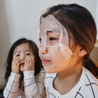소이베베X신비아파트 키즈 아토 활력 마스크팩(금비 모양) 1+1 — 4점을 준 리뷰어가 2023년 3월 올린 사용 사진