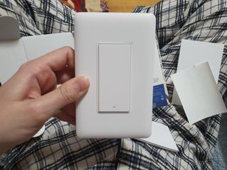 아카라 조명 스위치를 누워서 끄는 방법 (스마트 조명 스위치 2구 + 무선 리모트 스위치 1구 T1, 스마트 허브 E1) — 5점을 준 리뷰어가 2021년 12월 올린 사용 사진