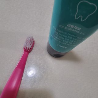 치과에서 쓰는 치약 _ 라벨제로 저불소 꼬마, 키즈, 유아, 베이비, 주니어 안전한 어린이치약 — 4점을 준 리뷰어가 2022년 11월 올린 사용 사진