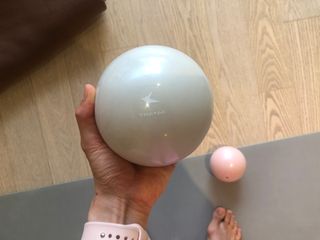 [트라택] 홈 필라테스 SET [미니짐볼+웨이트볼(0.5kg&1kg+요가블럭] — 5점을 준 리뷰어가 2022년 7월 올린 사용 사진