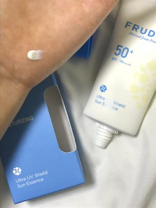 틱톡 [후르디아] 백탁NO! 화잘먹 수분광 선 에센스✨ — 5점을 준 리뷰어가 2023년 8월 올린 사용 사진