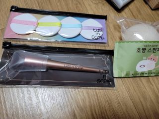 [툴앤썸] 메이크업 브러시로 바르고 호빵 스펀지로 클렌징하는 A-Z 뷰티툴 5종 — 5점을 준 리뷰어가 2021년 1월 올린 사용 사진