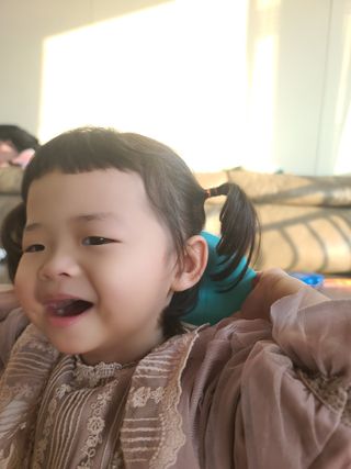 힐니스북 [힐마이넥]   거북목 통증완화를 위한 휴대용 목 안마기 — 5점을 준 리뷰어가 2022년 12월 올린 사용 사진