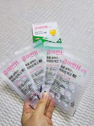 [큐어반H 스팟] 자외선 99프로 차단되는 스틱타입 스팟밴드(1팩 / 66매입) — 5점을 준 리뷰어가 2022년 11월 올린 사용 사진