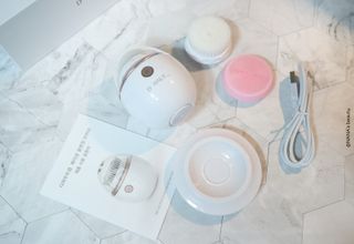디하우트 랩 디하우트랩 클렌징 피부관리기 진동클렌저 실리콘+2종 인조모 브러시 — 5점을 준 리뷰어가 2021년 11월 올린 사용 사진