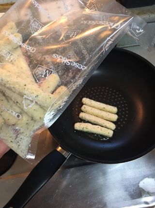 디케이식품(주) 고르곤졸라&모짜렐라 치즈스틱 400g — 5점을 준 리뷰어가 2023년 3월 올린 사용 사진