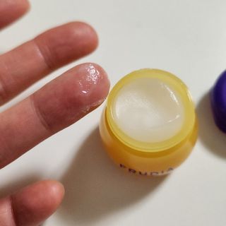 틱톡 [후르디아] 튼입술해결템 올리브영 블루베리 하이드레이팅 허니 립밤 — 5점을 준 리뷰어가 2023년 12월 올린 사용 사진