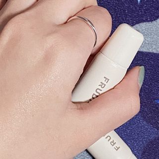 [후르디아] 올리브영 착한보습 비건 립버터 2종 — 5점을 준 리뷰어가 2021년 12월 올린 사용 사진