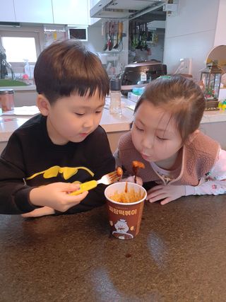 유비쿡 컵떡볶이 매운컵떡볶이2개/ 짜장컵떡볶이 2개  총 4개세트 — 5점을 준 리뷰어가 2021년 2월 올린 사용 사진