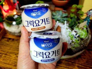 매일바이오 그릭요거트 오리지널 플레인 4개, 로스터리 커피믹스 4개 — 5점을 준 리뷰어가 2021년 12월 올린 사용 사진