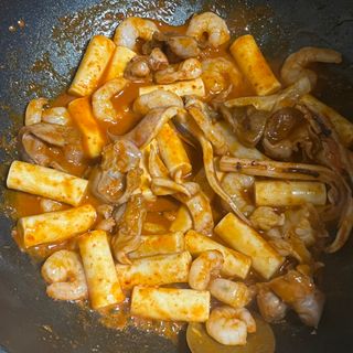 화끈한녀석들 새오똥400g 새우,오징어,똥집 볶음요리 소스,밀떡, 참기름 포함 — 3점을 준 리뷰어가 2022년 12월 올린 사용 사진