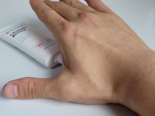 리더스코스메틱 리더스 카밍 바이오틱스 선 에센스 SPF 50+ PA++++ — 5점을 준 리뷰어가 2022년 6월 올린 사용 사진
