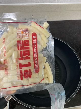빨간키트 떡볶이 밀키트 2~3인분 매운맛 국물 떡볶이 만들기 쉬운 황금 레시피 분말 소스로 간편한 요리 — 5점을 준 리뷰어가 2021년 10월 올린 사용 사진
