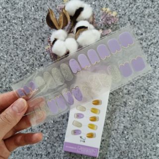 [네일가게] 햇빛에 닿으면 색이 변하는 신기한 햇살 반전 네일스티커 — 4점을 준 리뷰어가 2021년 8월 올린 사용 사진