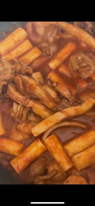 화끈한녀석들 새오똥400g 새우,오징어,똥집 볶음요리 소스,밀떡, 참기름 포함 — 5점을 준 리뷰어가 2022년 12월 올린 사용 사진