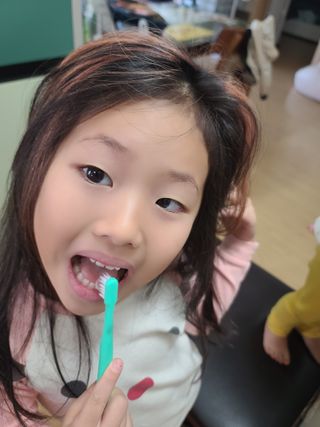 치과에서 쓰는 치약 _ 라벨제로 저불소 꼬마, 키즈, 유아, 베이비, 주니어 안전한 어린이치약 — 5점을 준 리뷰어가 2022년 10월 올린 사용 사진