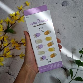 [네일가게] 햇빛에 닿으면 색이 변하는 신기한 햇살 반전 네일스티커 — 5점을 준 리뷰어가 2021년 8월 올린 사용 사진