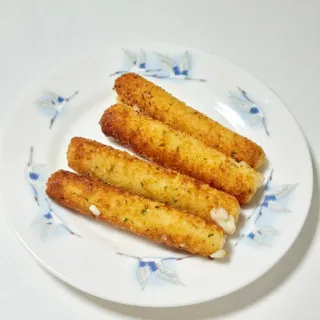 디케이식품(주) 고르곤졸라&모짜렐라 치즈스틱 400g — 4점을 준 리뷰어가 2023년 3월 올린 사용 사진