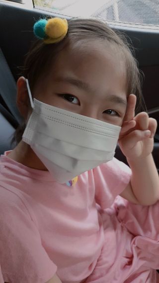 JHWORLD 스누피 마스크 정품 스누피 KF-AD 국내 비말차단 아동용 성인용 일회용 덴탈마스크 50매 — 5점을 준 리뷰어가 2021년 6월 올린 사용 사진