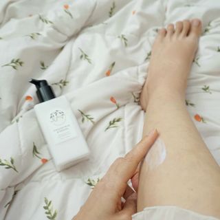 줄라이 모닝 _ JULY MORNING 줄라이모닝 하이드레이팅 퍼퓸드 바디앤핸드 에멀젼 — 5점을 준 리뷰어가 2021년 10월 올린 사용 사진