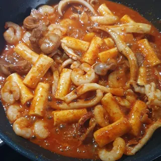 화끈한녀석들 새오똥400g 새우,오징어,똥집 볶음요리 소스,밀떡, 참기름 포함 — 5점을 준 리뷰어가 2022년 12월 올린 사용 사진